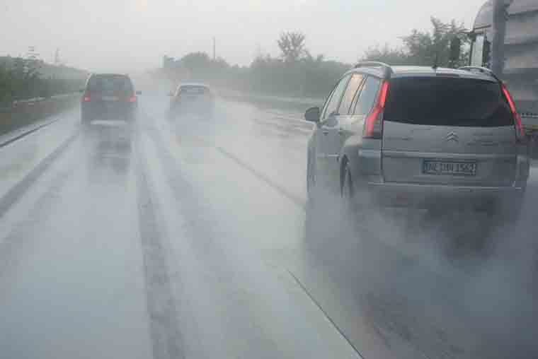 ເຕັກນິກເພື່ອຄວາມປອດໄພ ການນຳໃຊ້ລົດໃນລະດູຝົນ